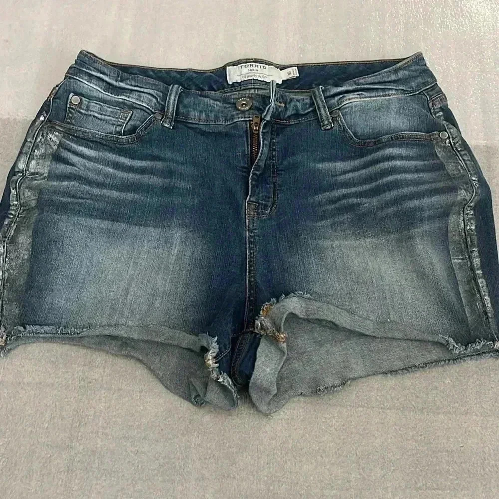 [16] Torrid Womens Metallic Stripe  Davenport Denim Cut-Off Shorts Plus Frayed
